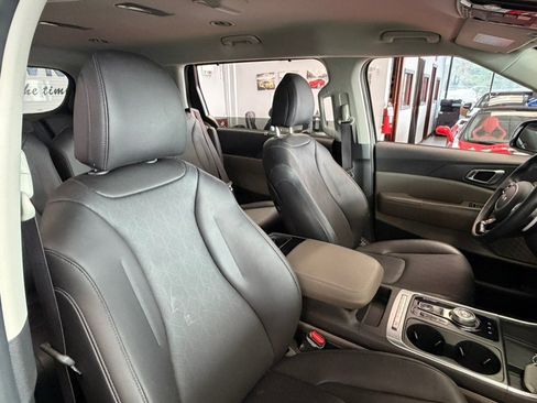 Used 2025 Kia Carnival EX FWD image 42