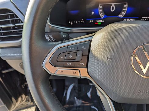 Certified 2025 Volkswagen Taos SE image 27