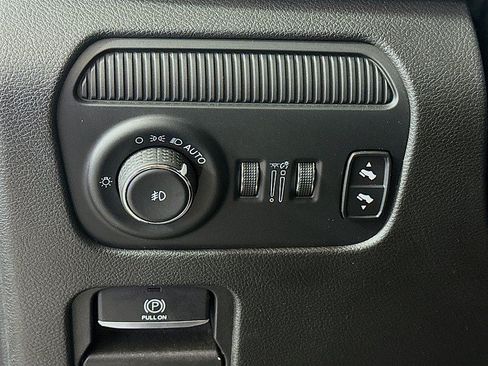 Used 2023 Jeep Wagoneer L Series II AWD/4WD image 10