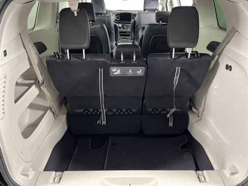 Used 2021 Chrysler Pacifica Touring-L image 38