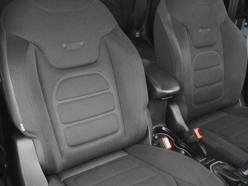 Used 2017 Jeep Renegade Altitude AWD/4WD image 9