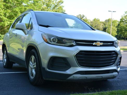 Used 2018 Chevrolet Trax LT w/ LT Convenience Package FWD image 3