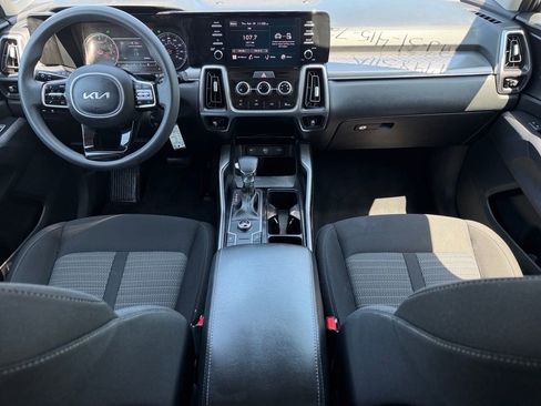 Used 2023 Kia Sorento LX FWD image 18