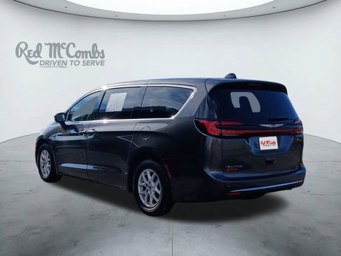 Used 2023 Chrysler Pacifica Touring-L image 3