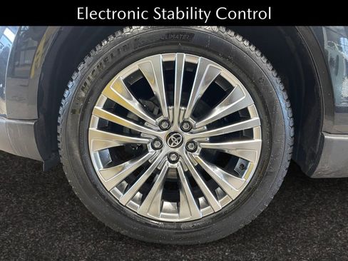 Used 2023 Toyota Venza XLE image 14