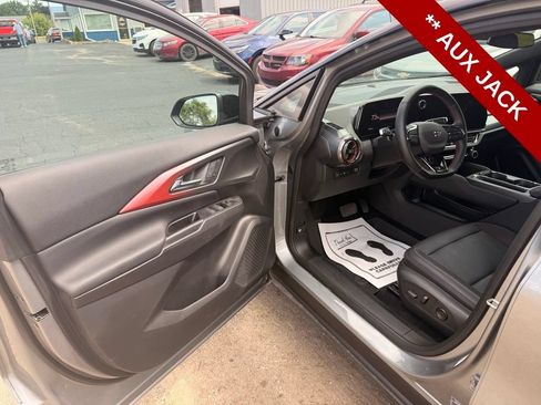 Used 2024 Chevrolet Equinox EV RS FWD image 13