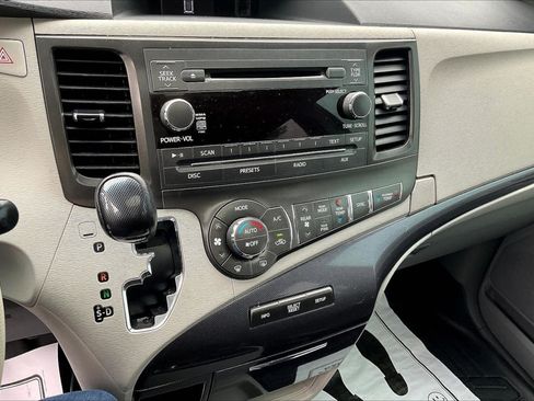 Used 2012 Toyota Sienna SE FWD image 9