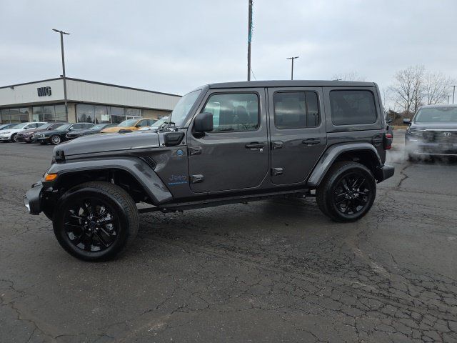 Used 2025 Jeep Wrangler Unlimited Sahara w/ Safety Group AWD/4WD image 3