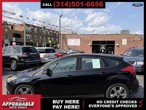 Used 2016 Ford Focus SE FWD image 2