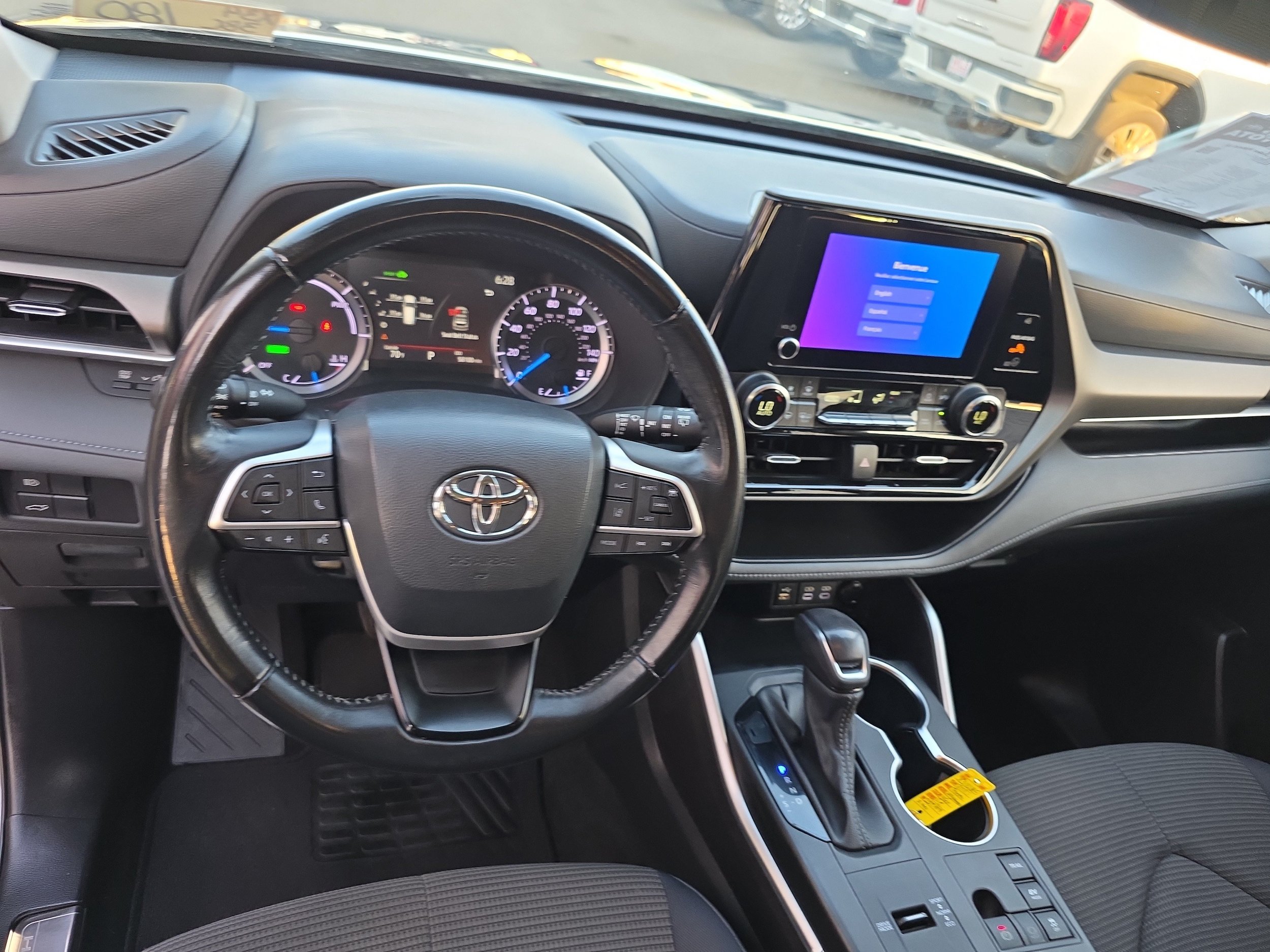 Used 2023 Toyota Highlander LE AWD/4WD image 3