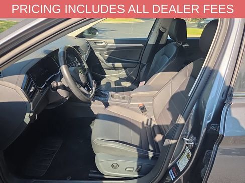 Used 2024 Volkswagen Jetta SE FWD image 6