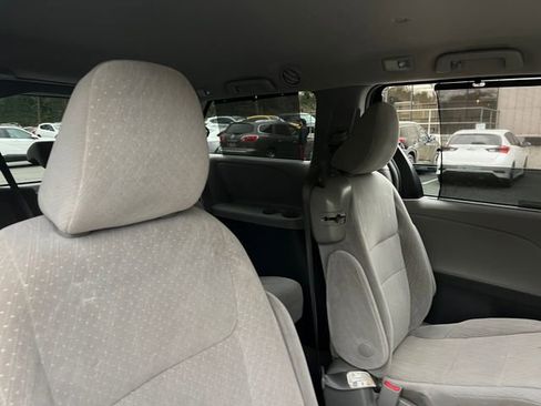 Used 2018 Toyota Sienna LE image 28