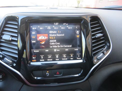 Used 2019 Jeep Cherokee Limited AWD/4WD image 28