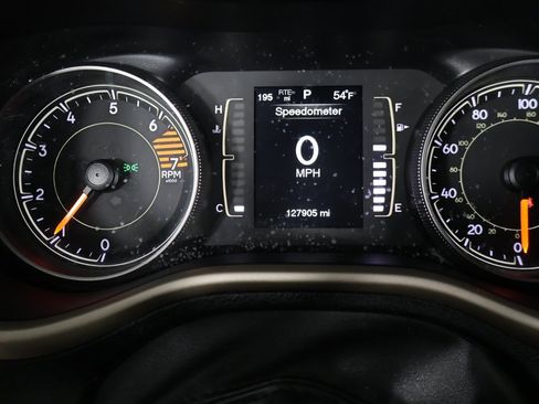 Used 2016 Jeep Cherokee Latitude w/ Cold Weather Group image 32