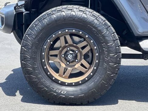 Used 2018 Jeep Wrangler Unlimited Sahara AWD/4WD image 29