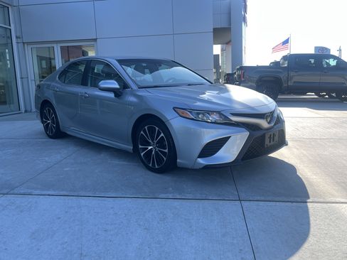 Used 2018 Toyota Camry SE w/ Protection Package (Q2) FWD image 2