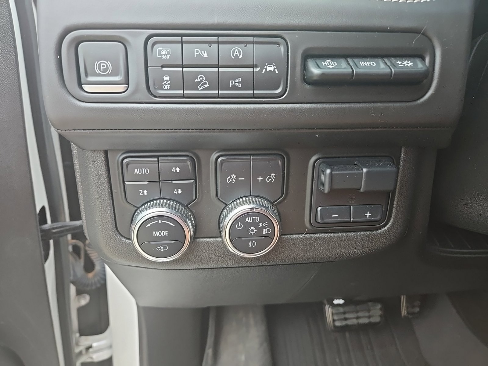 Used 2023 GMC Yukon XL Denali Ultimate w/ LPO, Floor Liner Package AWD/4WD image 17