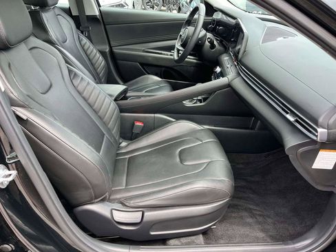 Used 2025 Hyundai Elantra Limited FWD image 11