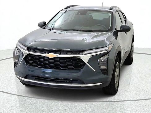 Used 2025 Chevrolet Trax LT w/ Driver Confidence Package FWD image 3