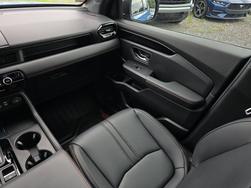 Used 2025 Honda Pilot TrailSport image 24