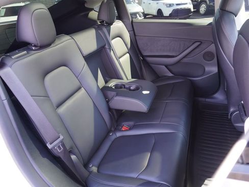 Used 2022 Tesla Model Y Long Range image 11