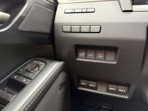 Used 2025 Lexus GX 550 image 27