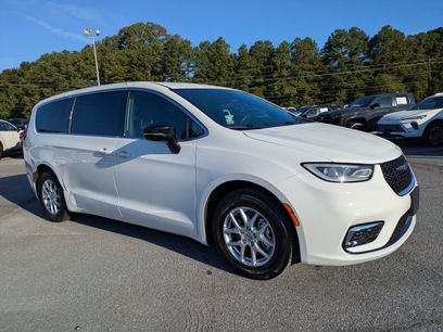 Used 2025 Chrysler Pacifica Select