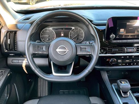 Used 2025 Nissan Pathfinder SV image 5