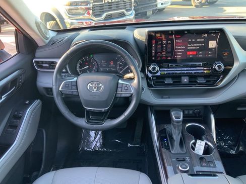 Used 2021 Toyota Highlander Platinum image 18