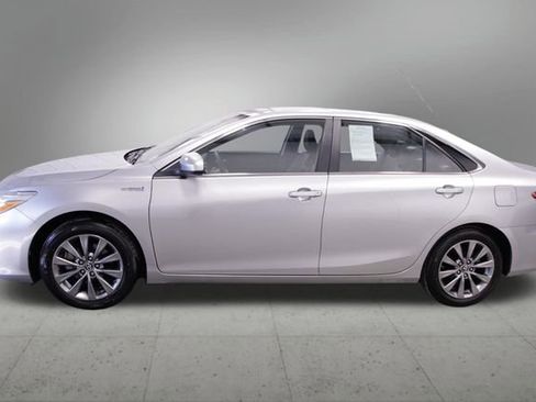 Used 2017 Toyota Camry XLE w/ Moonroof Package image 2