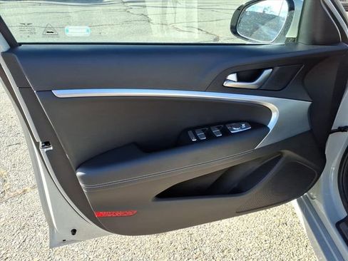 Used 2025 Genesis G70 2.5T image 11