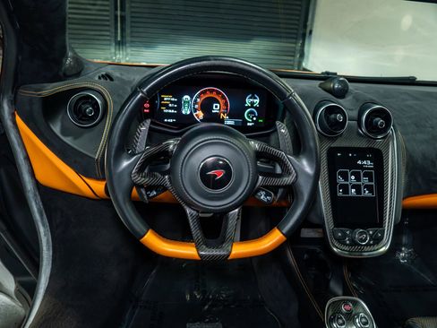 Used 2018 McLaren 570S Spider image 25