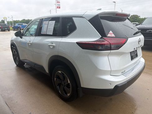Used 2025 Nissan Rogue SV FWD image 3