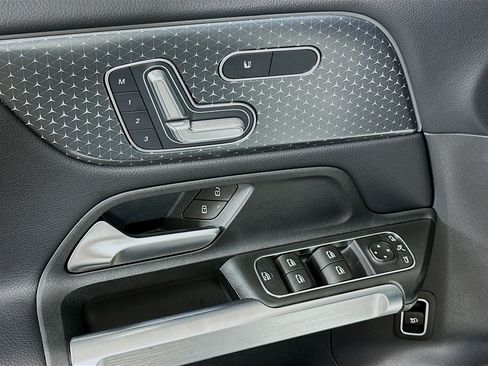 Used 2025 Mercedes-Benz GLB 250 4MATIC image 15