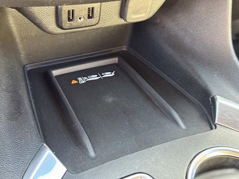 Used 2022 Chevrolet Traverse LT image 30