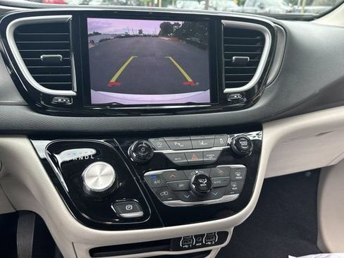 Used 2023 Chrysler Pacifica Touring-L FWD image 33