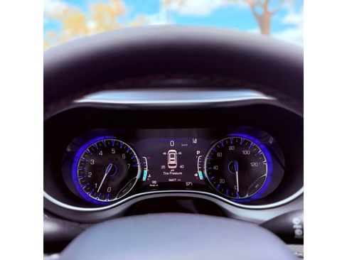 Used 2025 Chrysler Pacifica Limited FWD image 20