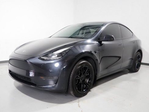 Used 2024 Tesla Model Y 2WD image 11