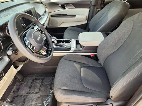 Used 2023 Kia Carnival LX FWD image 6