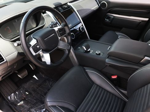 Used 2024 Land Rover Discovery Metropolitan Edition AWD/4WD image 6