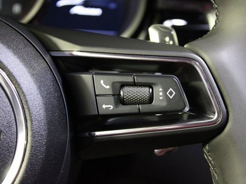 Certified 2025 Porsche Macan AWD/4WD image 23