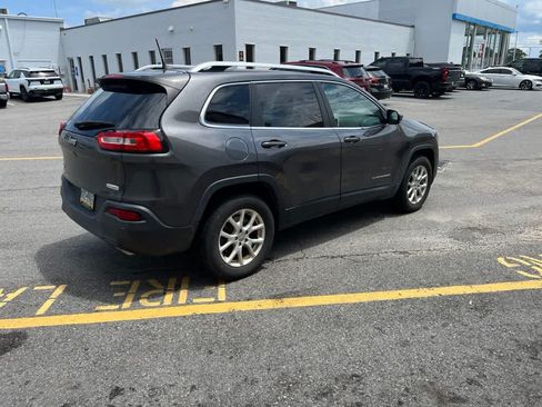 Used 2017 Jeep Cherokee Latitude w/ Safety/Convenience Group AWD/4WD image 4