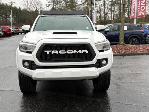 Used 2017 Toyota Tacoma TRD Sport image 3