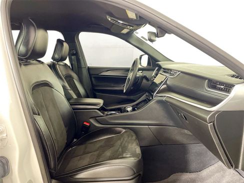 Used 2023 Jeep Grand Cherokee L Laredo image 29