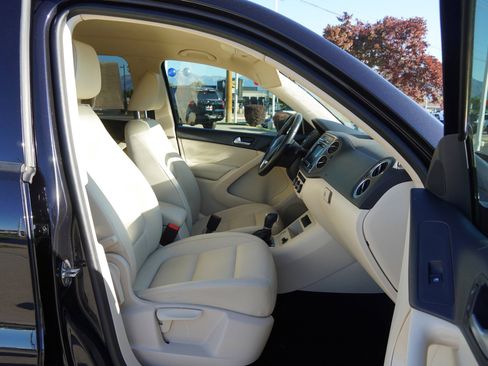 Used 2017 Volkswagen Tiguan S image 24
