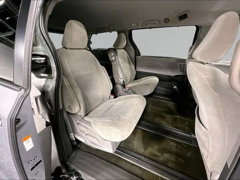 Used 2018 Toyota Sienna LE FWD image 23