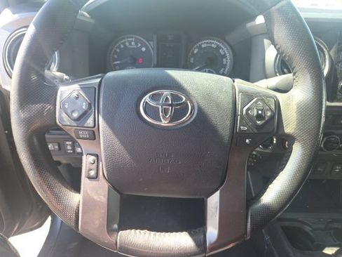 Used 2017 Toyota Tacoma TRD Off-Road AWD/4WD image 12
