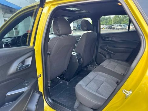 Used 2024 Chevrolet Trax RS w/ Sunroof Package FWD image 8