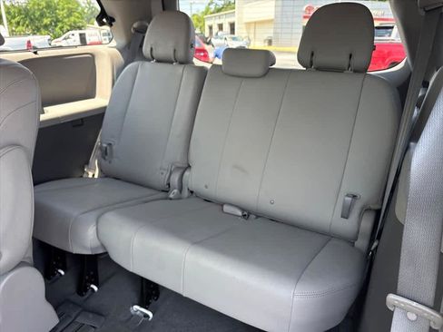 Used 2020 Toyota Sienna XLE w/ XLE Navigation Package FWD image 10