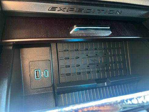 Used 2023 Ford Expedition Platinum AWD/4WD image 36